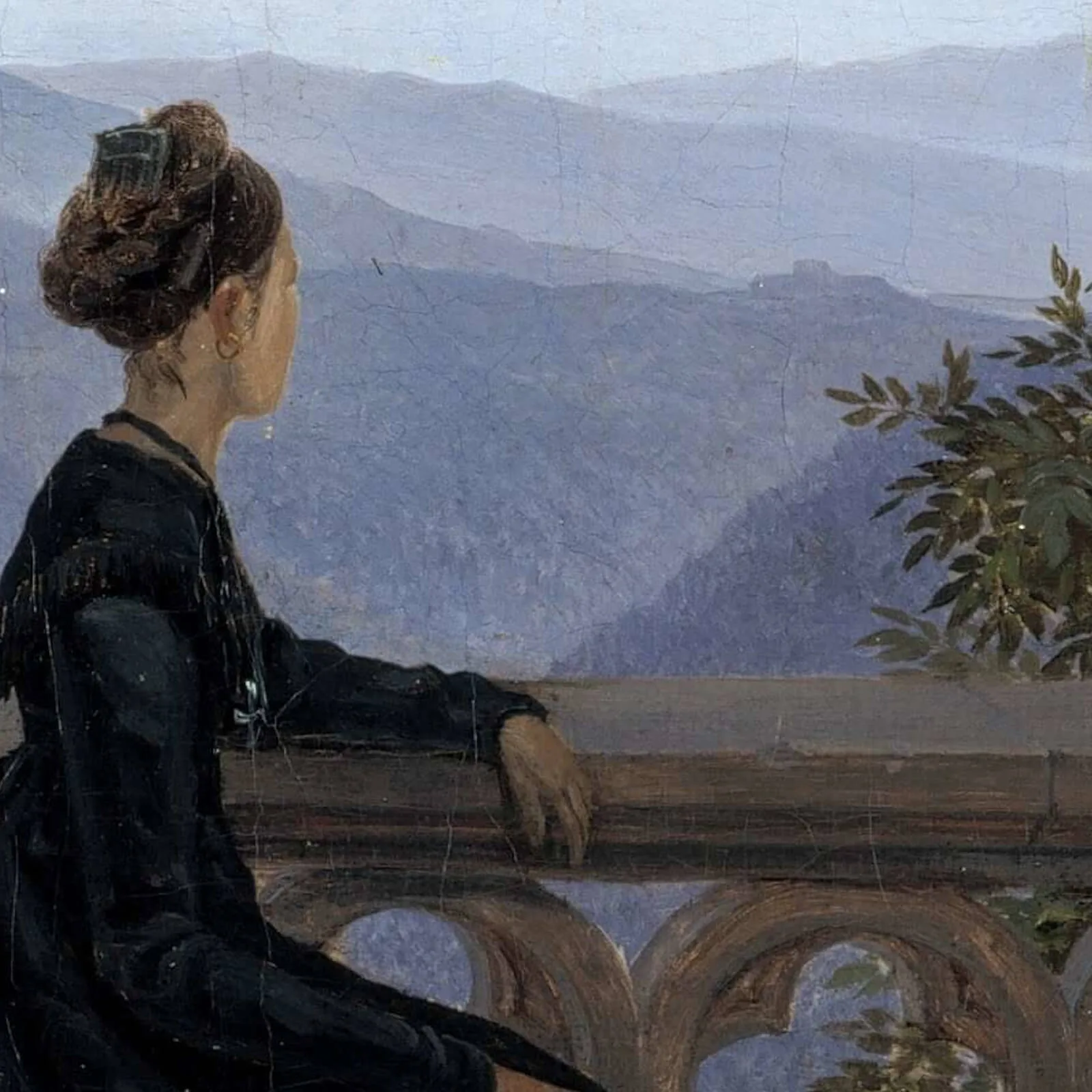 چهره، مو، گوشواره و صلیب زن در تابلوی زن روی بالکن