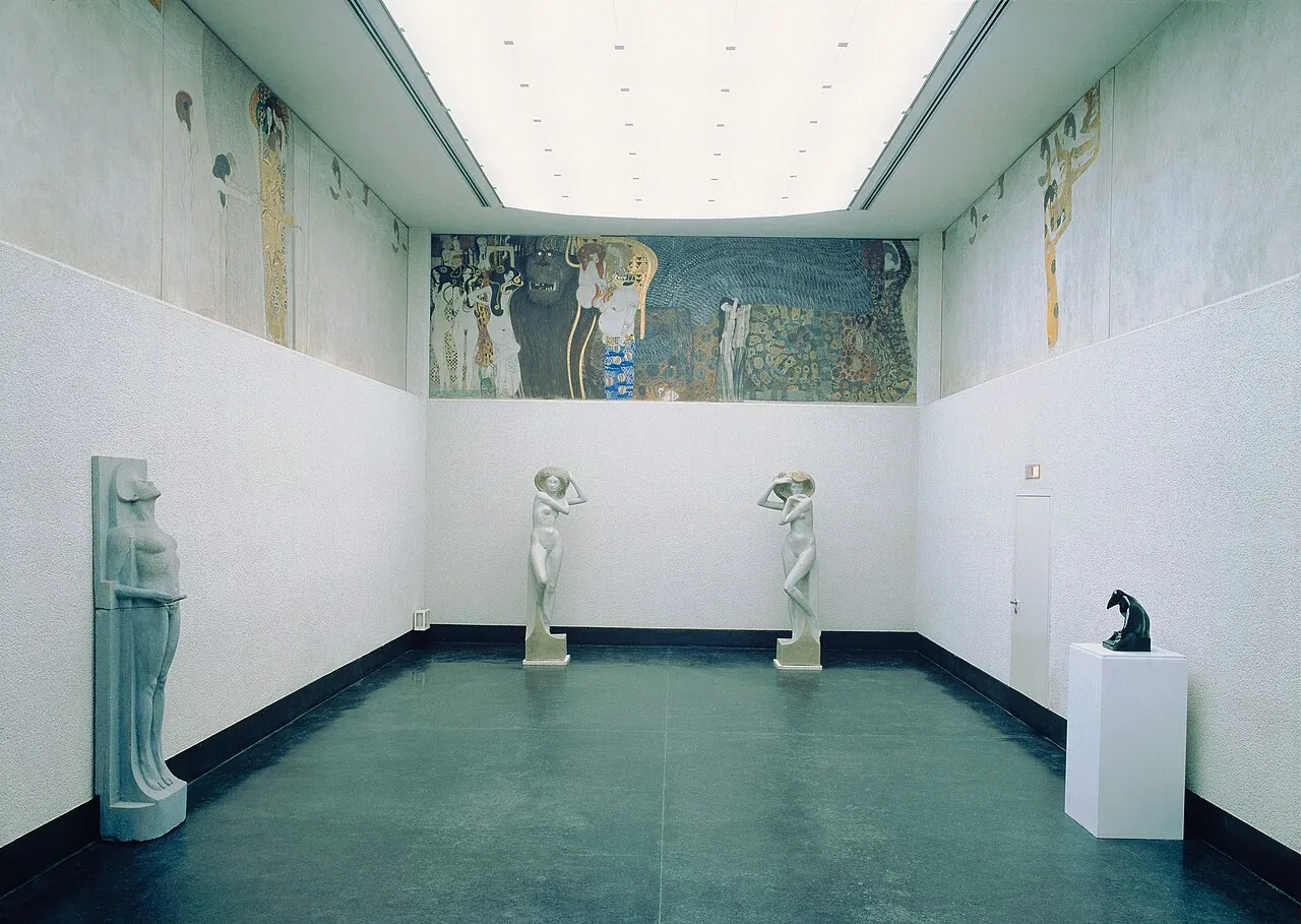 نمای پانورامای Beethoven Frieze اثر Gustav Klimt در ساختمان Vienna Secession