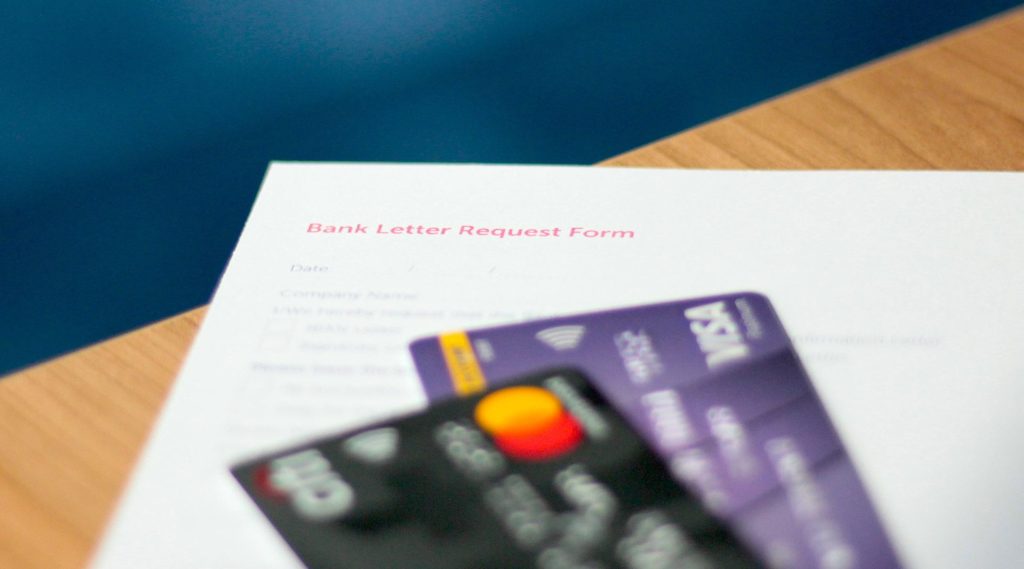 افتتاح حساب بانکی در دبی برای ایرانیان ۲۰۲۵ | مدارک، مراحل و بهترین بانک‌ها 2